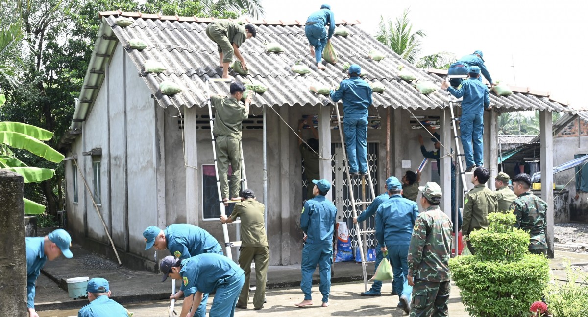 Lực lượng chức năng giúp người dân gia cố lại nhà phòng tránh bão. Ảnh: Duy Tuấn Lực lượng chức năng giúp người dân gia cố lại nhà phòng tránh bão. Ảnh: Duy Tuấn