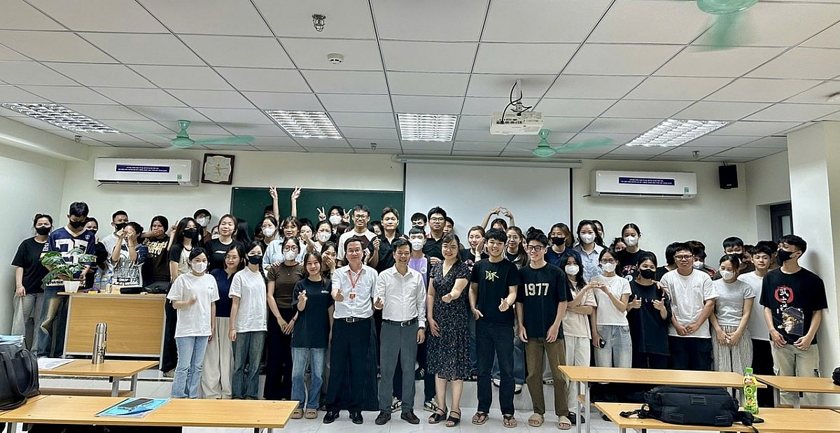 Sinh viên thương mại điện tử cần hiểu rõ pháp luật để