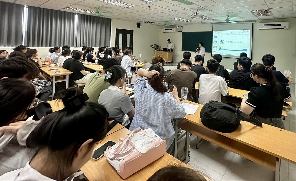 Sinh viên thương mại điện tử cần hiểu rõ pháp luật để