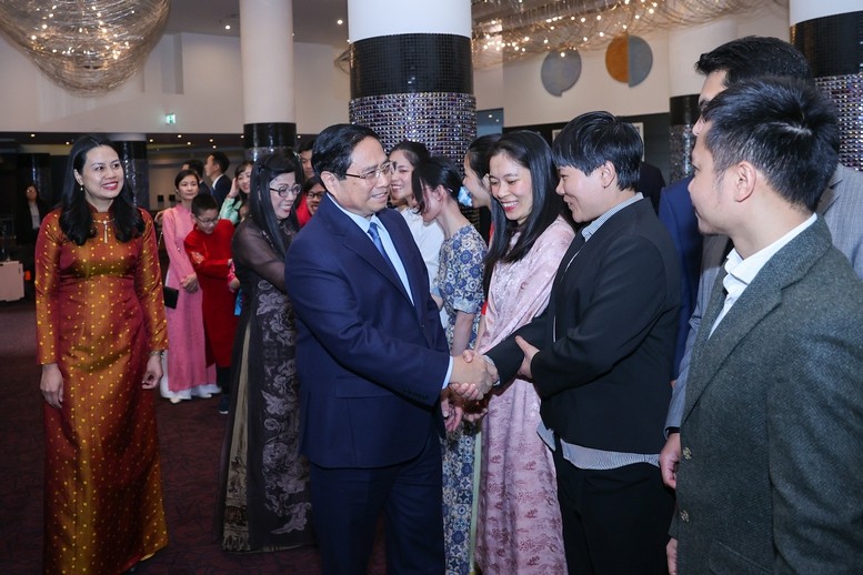 Thủ tướng Phạm Minh Chính cùng Phu nhân Lê Thị Bích Trân và đoàn đại biểu cấp cao Việt Nam gặp gỡ các cán bộ Đại sứ quán và cộng đồng người Việt Nam tại Estonia - Ảnh: VGP/Nhật Bắc