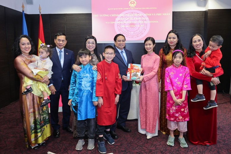 Thủ tướng tặng sách tiếng iệt cho cộng đồng người Việt Nam tại Estonia - Ảnh: VGP/Nhật Bắc