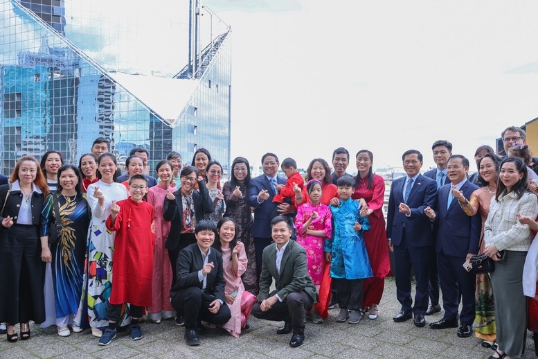 Thủ tướng Phạm Minh Chính cùng Phu nhân Lê Thị Bích Trân và cộng đồng người Việt Nam tại Estonia - Ảnh: VGP/Nhật Bắc