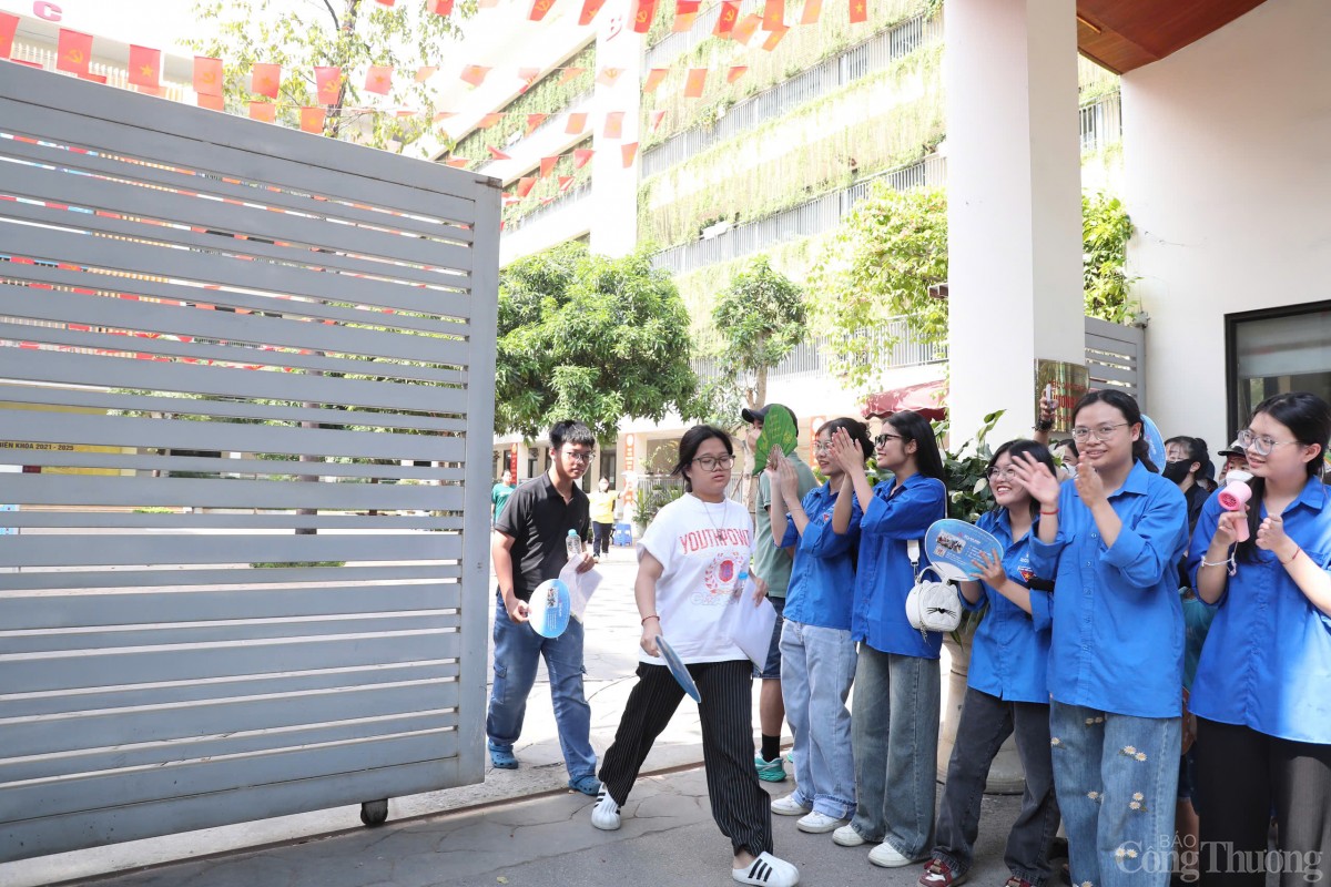 Hà Nội: Cả nhà treo thưởng nếu con đỗ nguyện vọng một