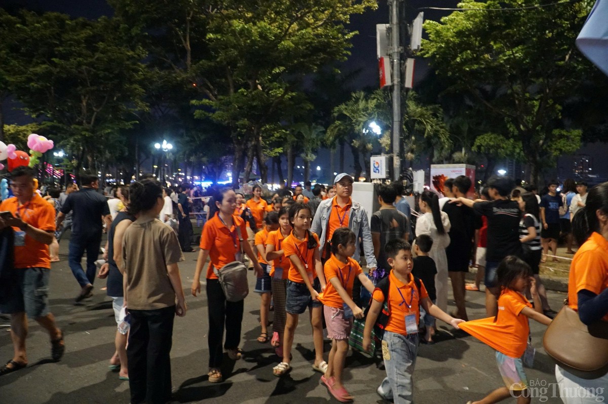 Ngắm nụ cười trẻ em vùng cao dưới pháo hoa rực rỡ