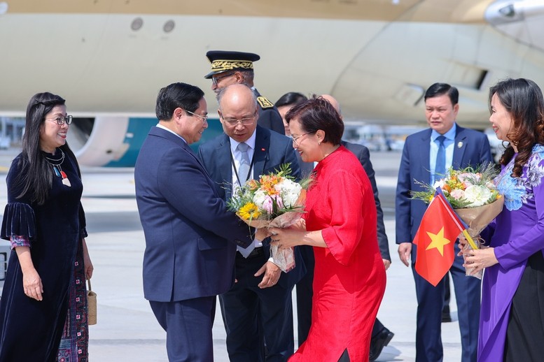 Lễ đón Thủ tướng Phạm Minh Chính và Phu nhân Lê Thị Bích Trân cùng đoàn đại biểu cấp cao Việt Nam tại sân bay Cotê d'Azur ở thành phố Nice - Ảnh: VGP/Nhật Bắc