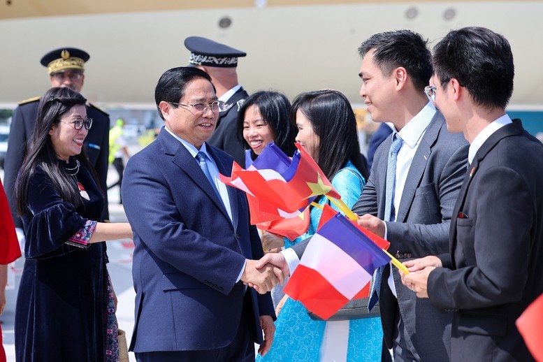 Đại diện cộng đồng người Việt Nam tại Pháp đón Thủ tướng Phạm Minh Chính và Phu nhân Lê Thị Bích Trân tại sân bay Cotê d'Azur ở thành phố Nice - Ảnh: VGP/Nhật Bắc