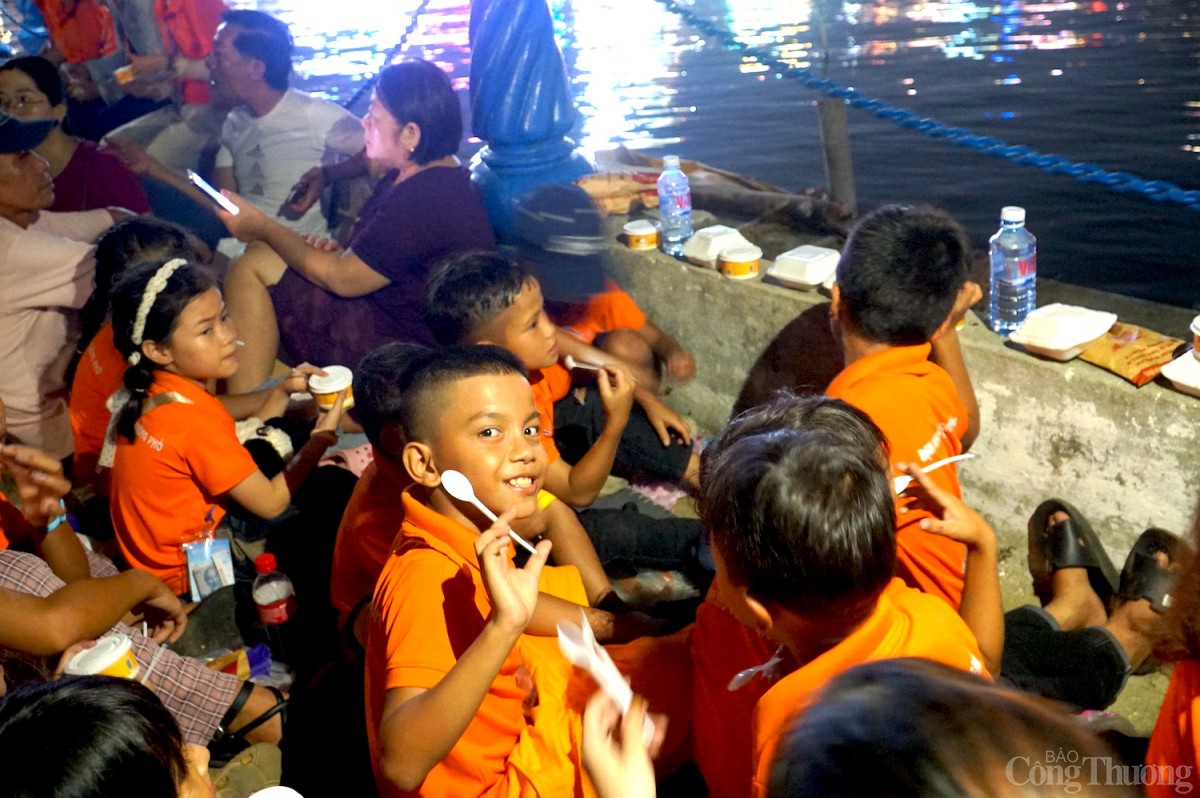 Ngắm nụ cười trẻ em vùng cao dưới pháo hoa rực rỡ