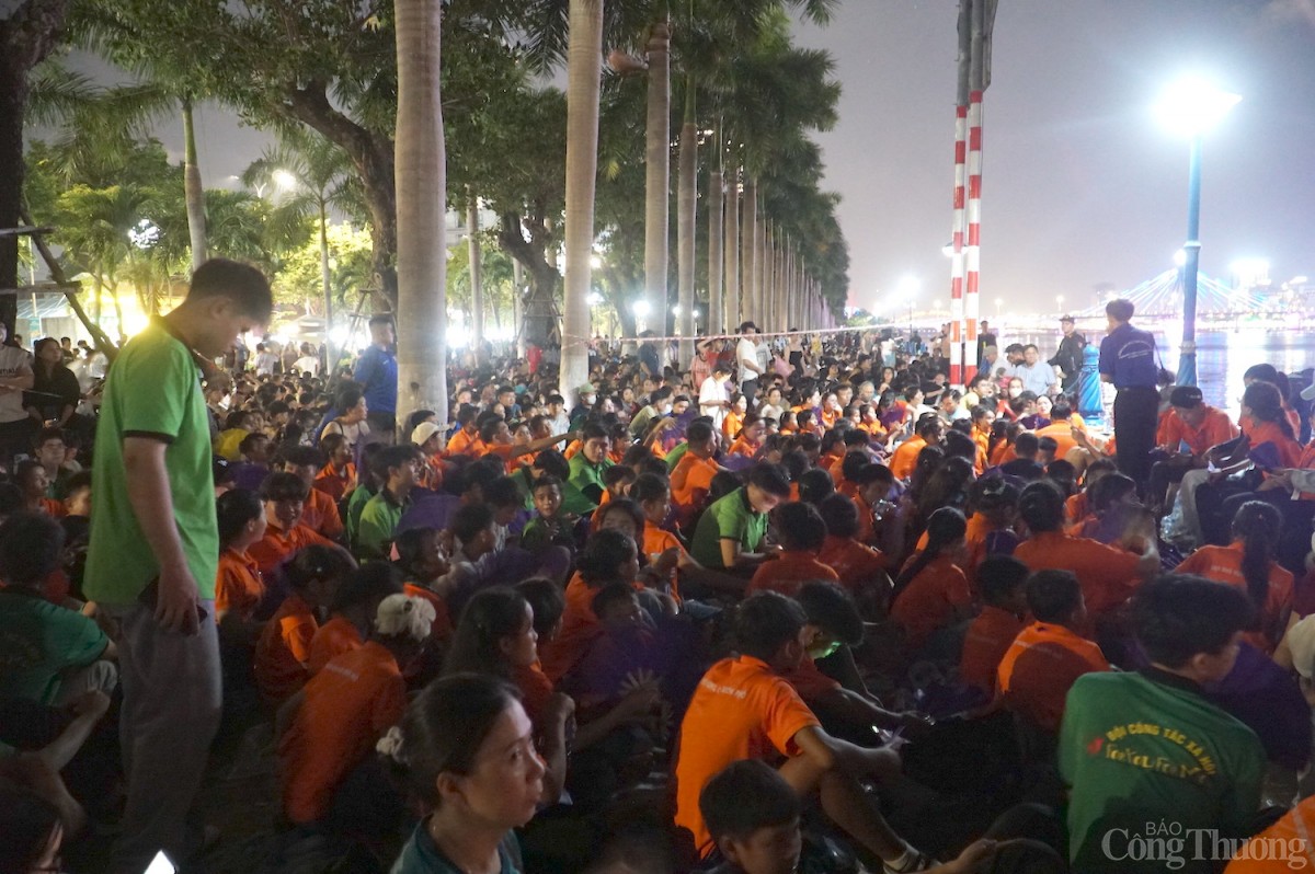 Ngắm nụ cười trẻ em vùng cao dưới pháo hoa rực rỡ