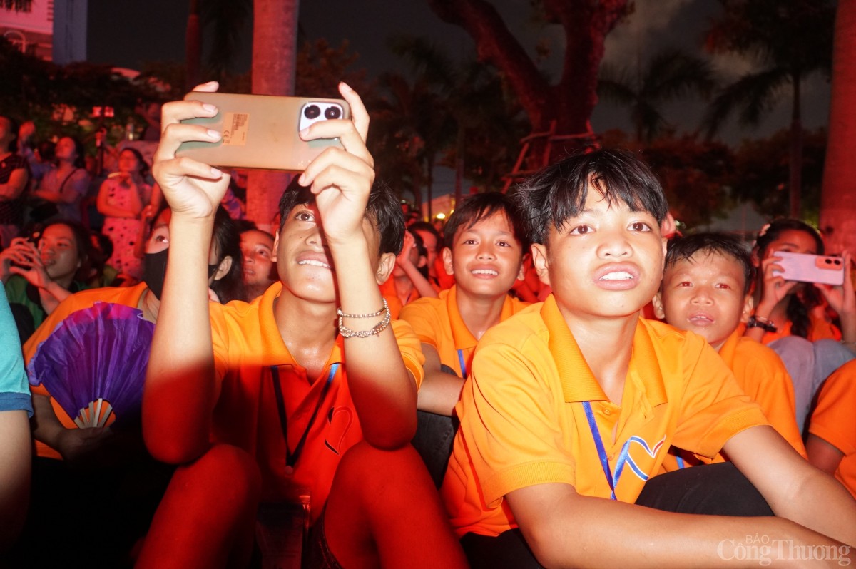 Ngắm nụ cười trẻ em vùng cao dưới pháo hoa rực rỡ