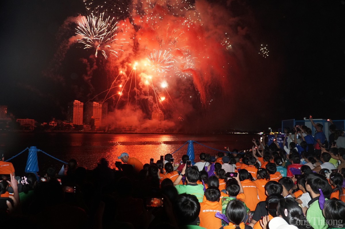 Ngắm nụ cười trẻ em vùng cao dưới pháo hoa rực rỡ