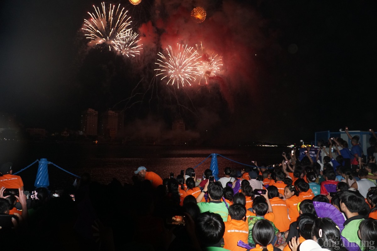 Ngắm nụ cười trẻ em vùng cao dưới pháo hoa rực rỡ