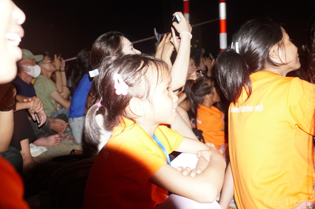 Ngắm nụ cười trẻ em vùng cao dưới pháo hoa rực rỡ