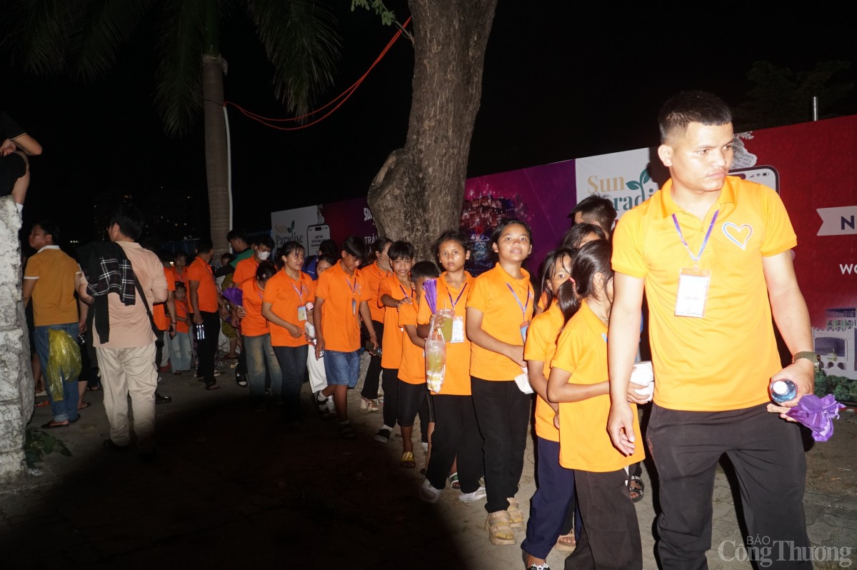 Ngắm nụ cười trẻ em vùng cao dưới pháo hoa rực rỡ