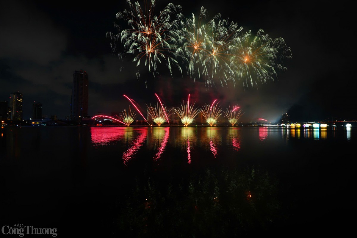 Ngắm nụ cười trẻ em vùng cao dưới pháo hoa rực rỡ