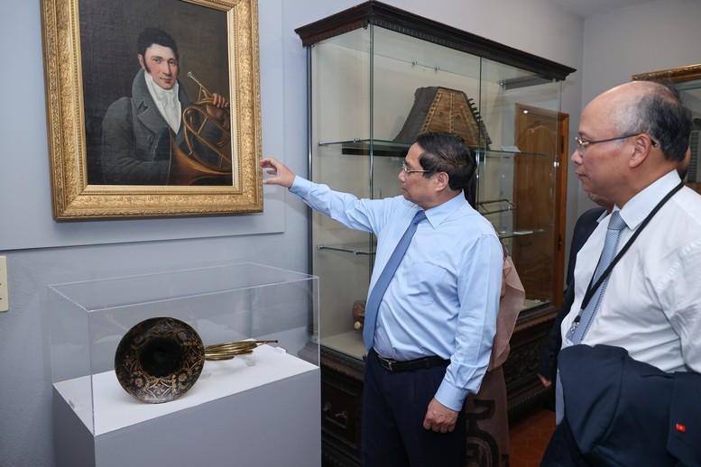 Ngoài bộ sưu tập nhạc cụ, bảo tàng còn trưng bày các tác phẩm nghệ thuật trang trí như tranh vẽ, tượng điêu khắc, đồ gốm, thảm thêu và đồ nội thất cổ - Ảnh: VGP/Nhật Bắc