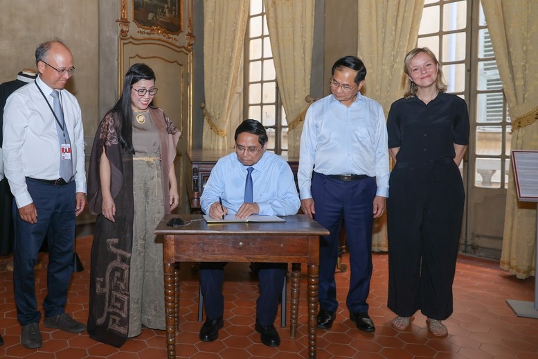 Thủ tướng ghi lưu bút tại Bảo tàng Lascaris - Ảnh: VGP/Nhật Bắc