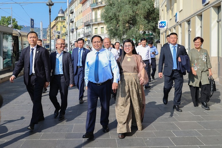 Thủ tướng Chính phủ Phạm Minh Chính và Phu nhân thăm phố cổ ở Nice - Ảnh: VGP/Nhật Bắc