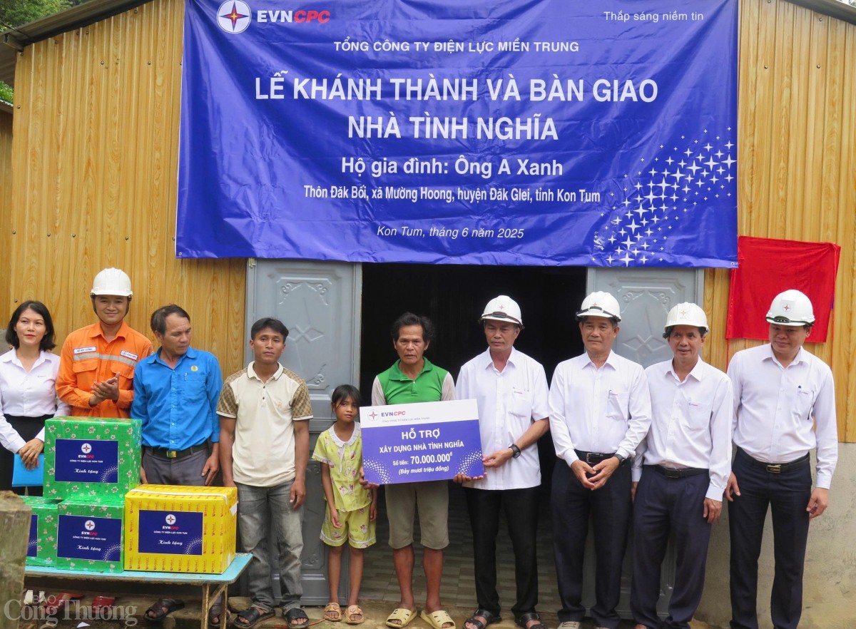PC Kon Tum trao tặng nhà tình nghĩa năm 2025