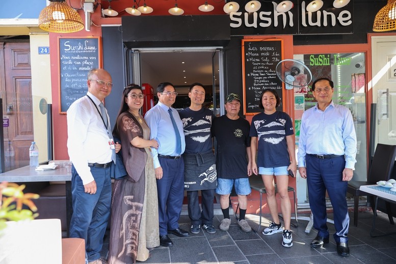 Thủ tướng Phạm Minh Chính tới thăm gia đình anh Võ Bá Luận – chủ quán ăn tại thành phố biển du lịch nổi tiếng Nice ở miền Nam nước Pháp - Ảnh: VGP/Nhật Bắc