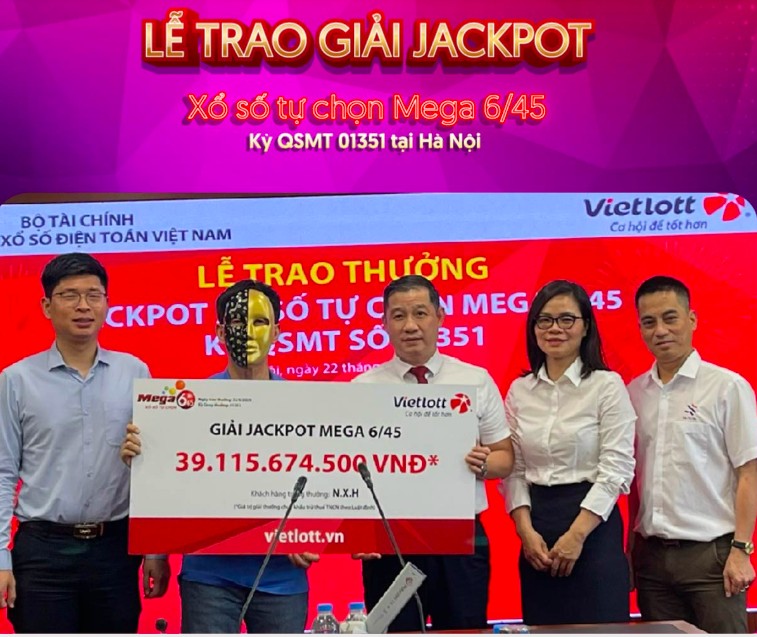 Vietlott trao giải độc đắc cho ông N.X.H. Ảnh: Vietlott
