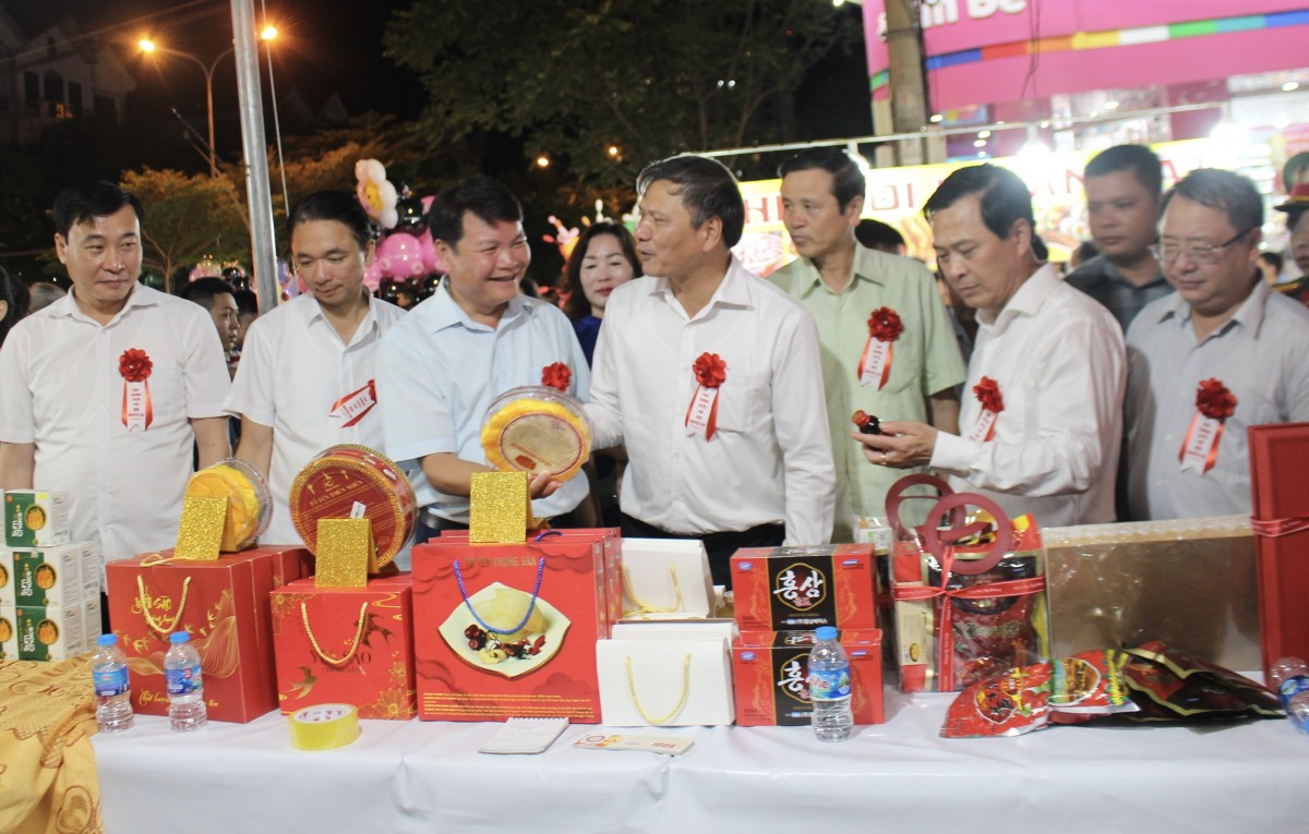Lãnh đạo tỉnh Bắc Ninh thăm quan các sản phẩm công nghiệp nông thôn được trưng bày giới thiệu tại hội chơ Lãnh đạo tỉnh Bắc Ninh thăm quan các sản phẩm công nghiệp nông thôn được trưng bày giới thiệu tại hội chơ