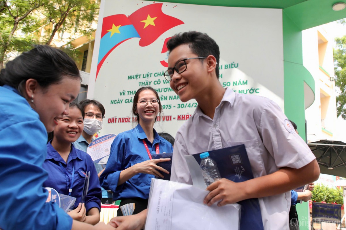 Thí sinh Hà Nội rạng rỡ sau đề Toán dễ đạt 9,10