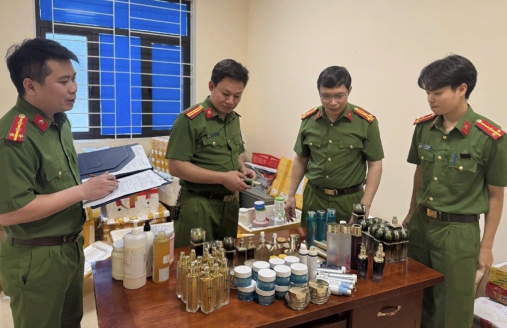 Công an triệt phá cơ sở sản xuất, buôn bán số lượng lớn mỹ phẩm giả do Nguyễn Thị Dung làm chủ. Ảnh: Công an Thanh Hóa Công an triệt phá cơ sở sản xuất, buôn bán số lượng lớn mỹ phẩm giả do Nguyễn Thị Dung làm chủ. Ảnh: Công an Thanh Hóa