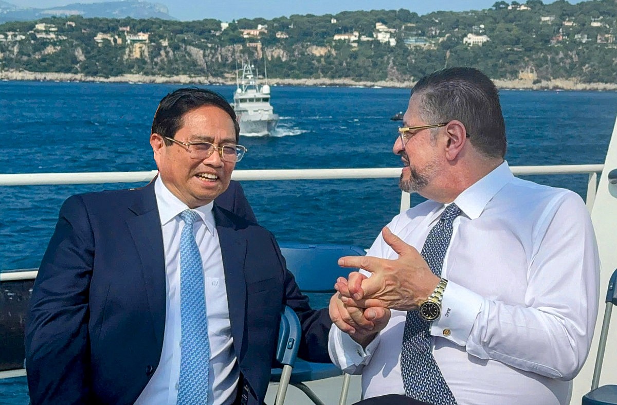 Tổng thống Costa Rica Rodrigo Chaves vui mừng gặp Thủ tướng Phạm Minh Chính và đánh giá rất cao những thành tựu phát triển kinh tế - xã hội của Việt Nam; bày tỏ lòng yêu mến và ngưỡng mộ sâu sắc đất nước, con người Việt Nam và muốn tăng cường hợp tác với Việt Nam. Ảnh: VGP/Nhật Bắc