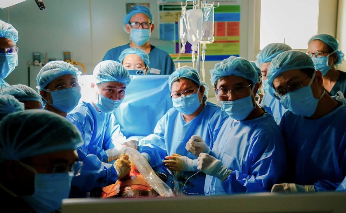 Các y bác sĩ tập trung cao độ nhìn vào màn hình trong cuộc can thiệp ngày 28/5. Ảnh:Bệnh viện cung cấp Các y bác sĩ tập trung cao độ nhìn vào màn hình trong cuộc can thiệp ngày 28/5. Ảnh:Bệnh viện cung cấp