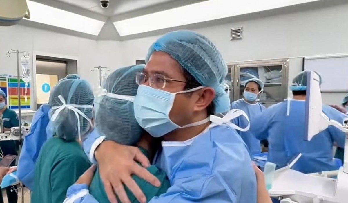 Các y bác sĩ ôm nhau xúc động sau khi ca mổ tim thai nhi thành công. Ảnh: Bệnh viện Từ Dũ Các y bác sĩ ôm nhau xúc động sau khi ca mổ tim thai nhi thành công. Ảnh: Bệnh viện Từ Dũ