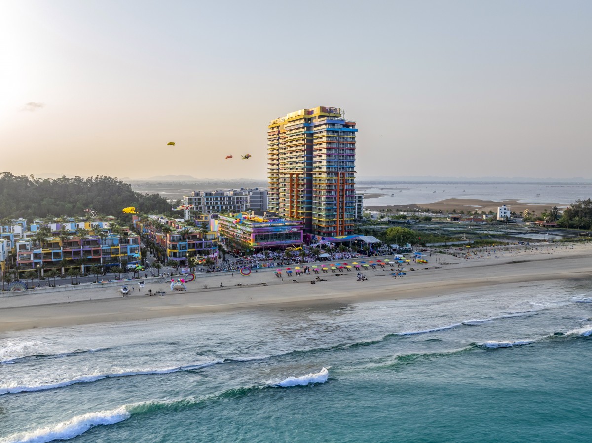 Khu vực trung tâm “thành phố onsen khoáng nóng” Flamingo Ibiza Hải Tiến Resort với toà khách sạn và toà trung tâm dịch vụ đầy đủ tiện ích đẳng cấp cao.