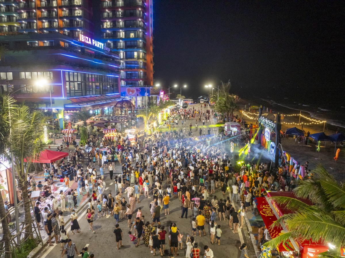 Lễ hội đường phố Lala Town đông vui, sôi động giữa vẻ đẹp thơ mộng miền biển Hải Tiến.