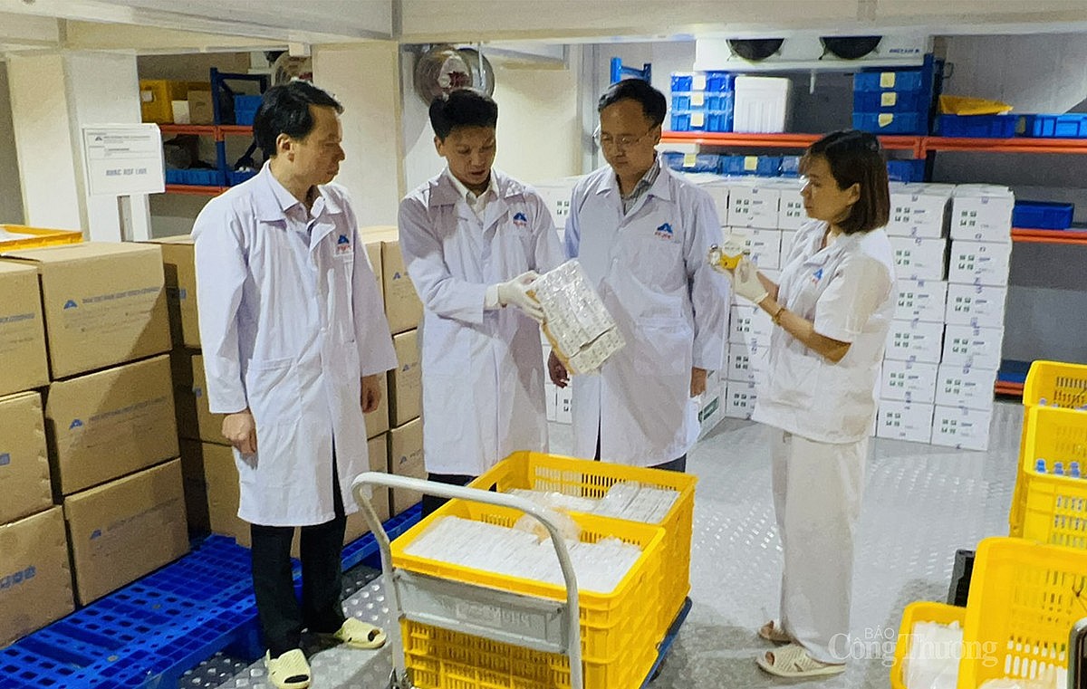 kiểm tra lô hàng vaccine trước khi xuất khẩu sang Indonesia. kiểm tra lô hàng vaccine trước khi xuất khẩu sang Indonesia.