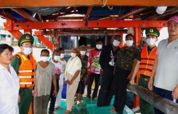 Cà Mau: Kịp thời cứu 8 người nước ngoài gặp nạn trên biển