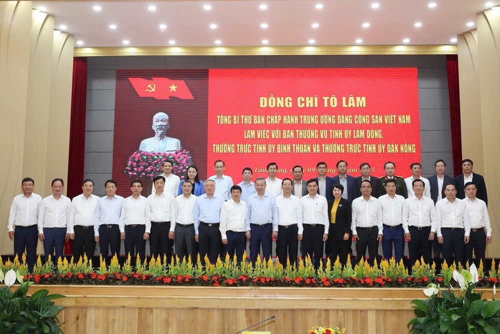 Tổng Bí thư Tô Lâm và các đại biểu chụp ảnh chung. (Ảnh: Thống Nhất/TTXVN) Tổng Bí thư Tô Lâm và các đại biểu chụp ảnh chung. (Ảnh: Thống Nhất/TTXVN)