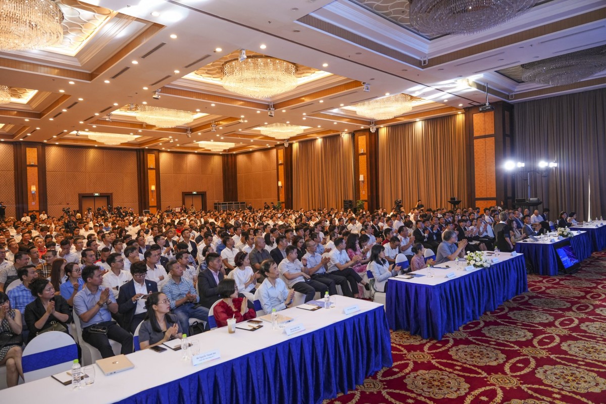 Hội nghị Tăng cường nội địa hóa và phát triển hệ thống nhà cung cấp do VinFast tổ chức, quy tụ hơn 1.000 doanh nghiệp hàng đầu đang hoạt động trong lĩnh vực sản xuất công nghiệp, phụ trợ tại Việt Nam. Hội nghị Tăng cường nội địa hóa và phát triển hệ thống nhà cung cấp do VinFast tổ chức, quy tụ hơn 1.000 doanh nghiệp hàng đầu đang hoạt động trong lĩnh vực sản xuất công nghiệp, phụ trợ tại Việt Nam.