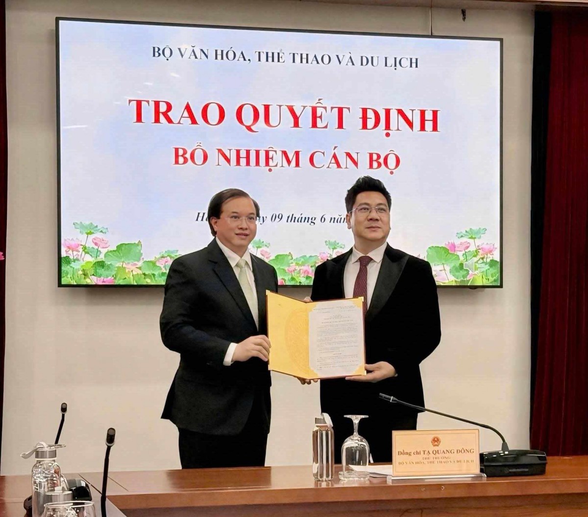 Thứ trưởng Bộ văn hóa Thể thao và Du lịch Tạ Quang Đông trao quyết định bổ nhiệm Giám đốc Học viện Âm nhạc Quốc gia Việt Nam cho NSND Quốc Hưng. Ảnh NVCC Thứ trưởng Bộ văn hóa Thể thao và Du lịch Tạ Quang Đông trao quyết định bổ nhiệm Giám đốc Học viện Âm nhạc Quốc gia Việt Nam cho NSND Quốc Hưng. Ảnh NVCC