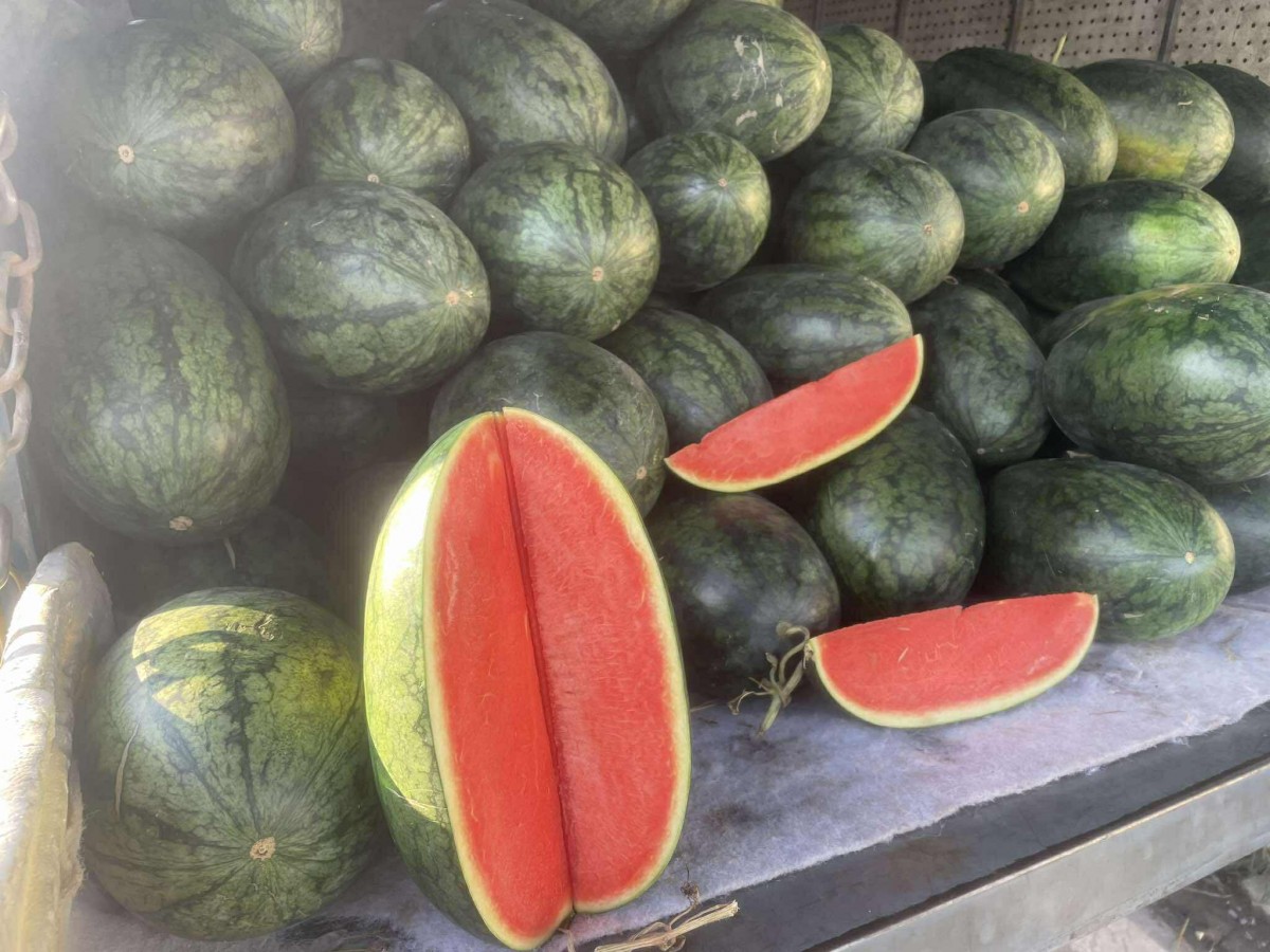 Dưa hấu rẻ bán khắp vỉa hè, người dân mua giải nhiệt Dưa hấu rẻ bán khắp vỉa hè, người dân mua giải nhiệt