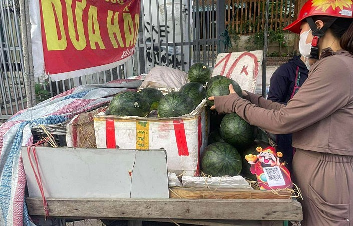 Dưa hấu rẻ bán khắp vỉa hè, người dân mua giải nhiệt Dưa hấu rẻ bán khắp vỉa hè, người dân mua giải nhiệt