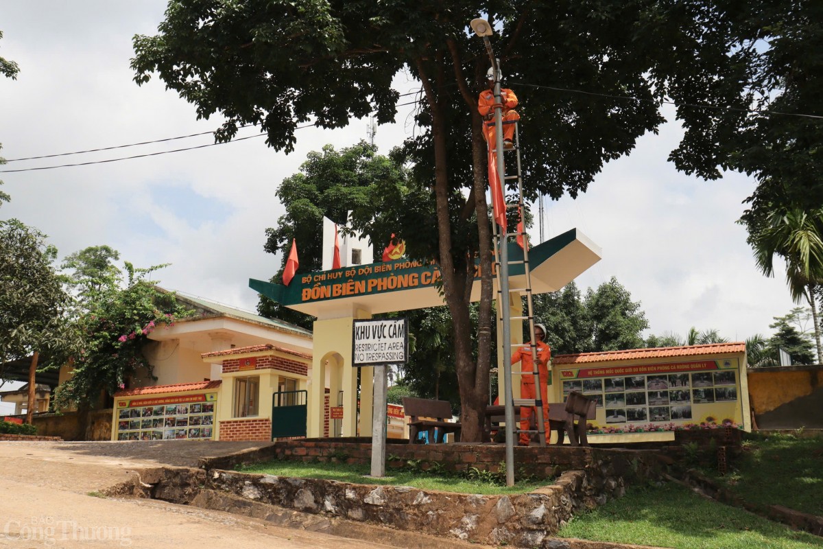 undefined PC Quảng Bình trao tặng công trình “Thắp sáng đường quê”