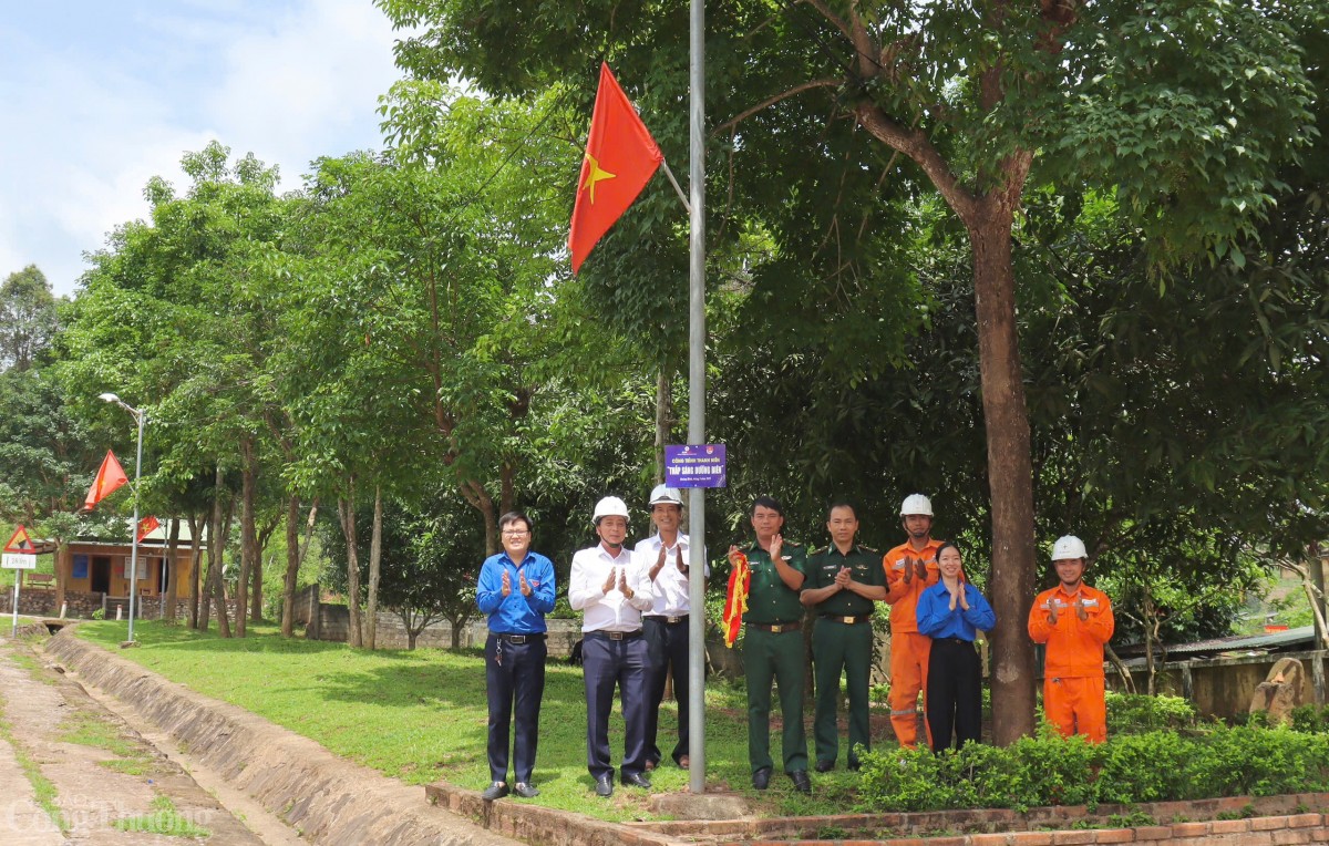 undefined PC Quảng Bình trao tặng công trình “Thắp sáng đường quê”