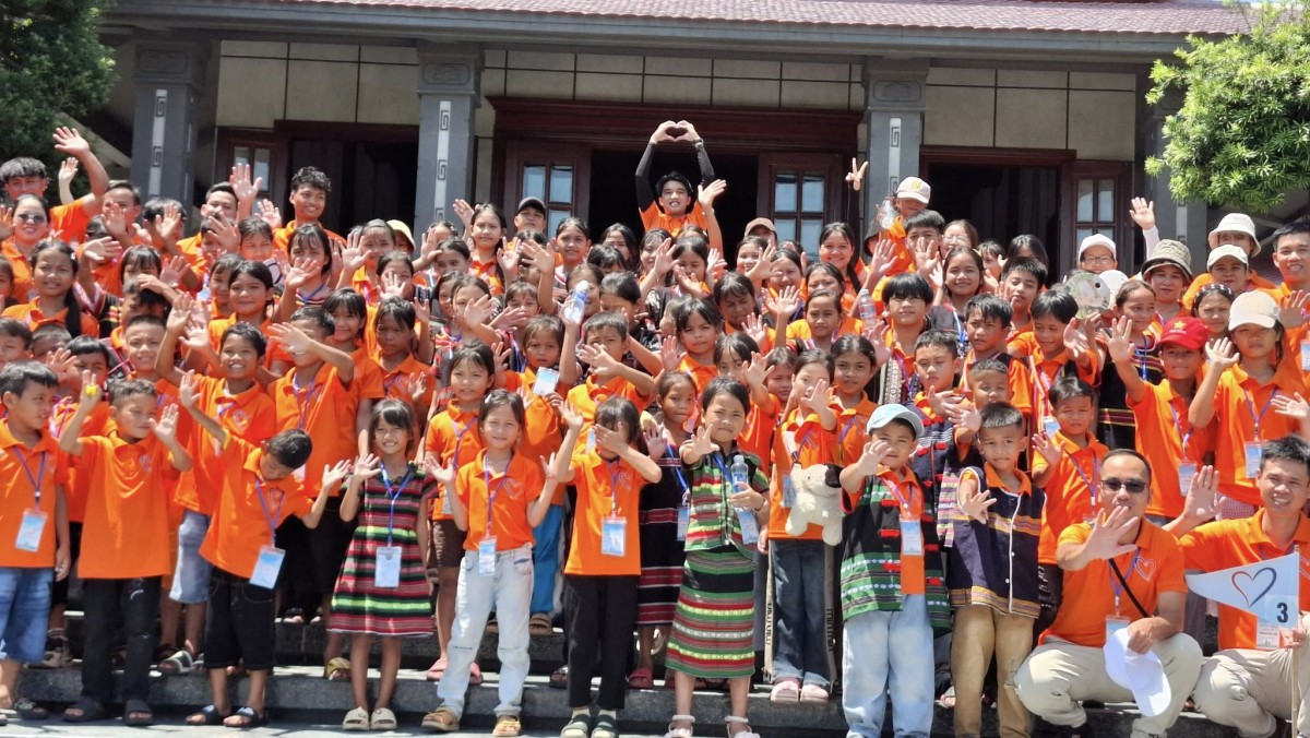 Gặp người gieo niềm tin, ước mơ cho trẻ em vùng cao Gặp người gieo niềm tin, ước mơ cho trẻ em vùng cao