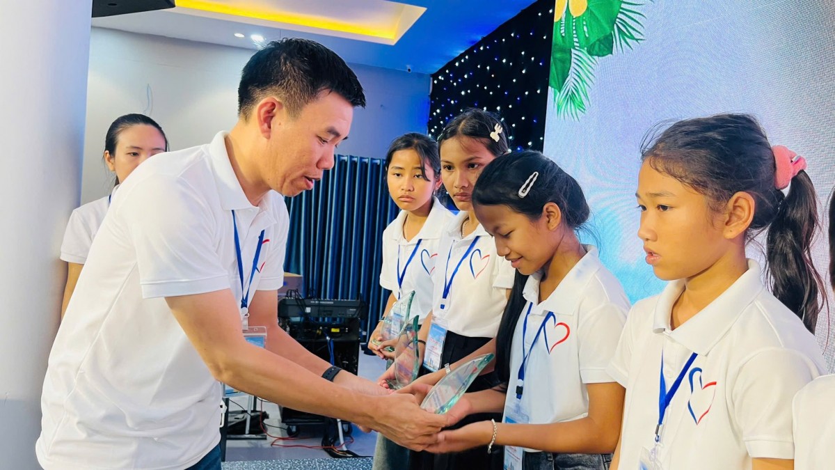 Gặp người gieo niềm tin, ước mơ cho trẻ em vùng cao Gặp người gieo niềm tin, ước mơ cho trẻ em vùng cao