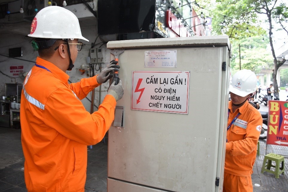 Hà Nội cần xử phạt nghiêm nạn quảng cáo trên trụ điện Hà Nội cần xử phạt nghiêm nạn quảng cáo trên trụ điện