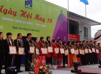 Các lãnh đạo tặng bằng khen cho 20 cá nhân đạt thành tích xuất sắc năm 2012