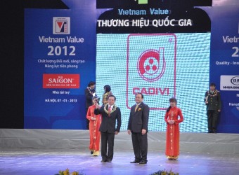 Phó Thủ tướng Hoàng Trung Hải trao biểu tượng thương hiệu quốc gia cho ông Lê Quang Định, Phó Tổng giám đốc công ty 