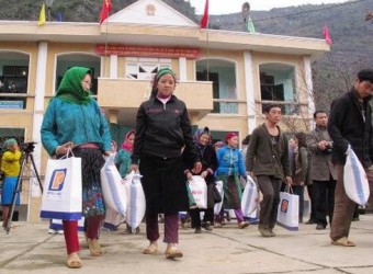 Người dân Đồng Văn dập dìu đến nhận quà Tết.