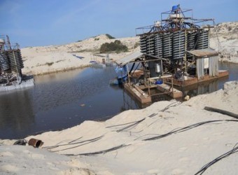  Hoạt động khai thác titan diễn ra trên phần đất của một dự án resort tại thị xã La Gi, tỉnh Bình Thuận