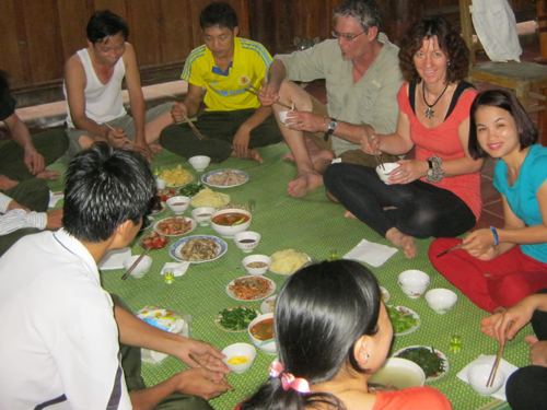 Đãi khách bằng món ăn truyền thống của đồng bào Thái