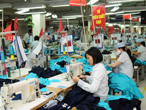 Sản xuất ở Tổng công ty May 10